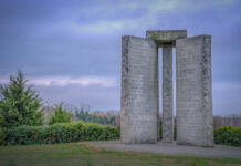 Le Georgia Guidestones – Il tetro monumento che inneggia alla depopolazione mondiale, è stato fatto detonare.