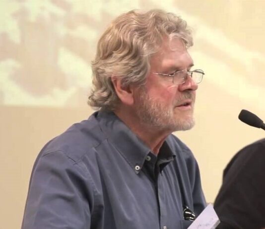 “L’arma dei migranti è utilizzata dalla sinistra neoliberista del World Economic Forum e della Commissione Europea per debilitare e punire i governi che si discostano dall’agenda globalista”